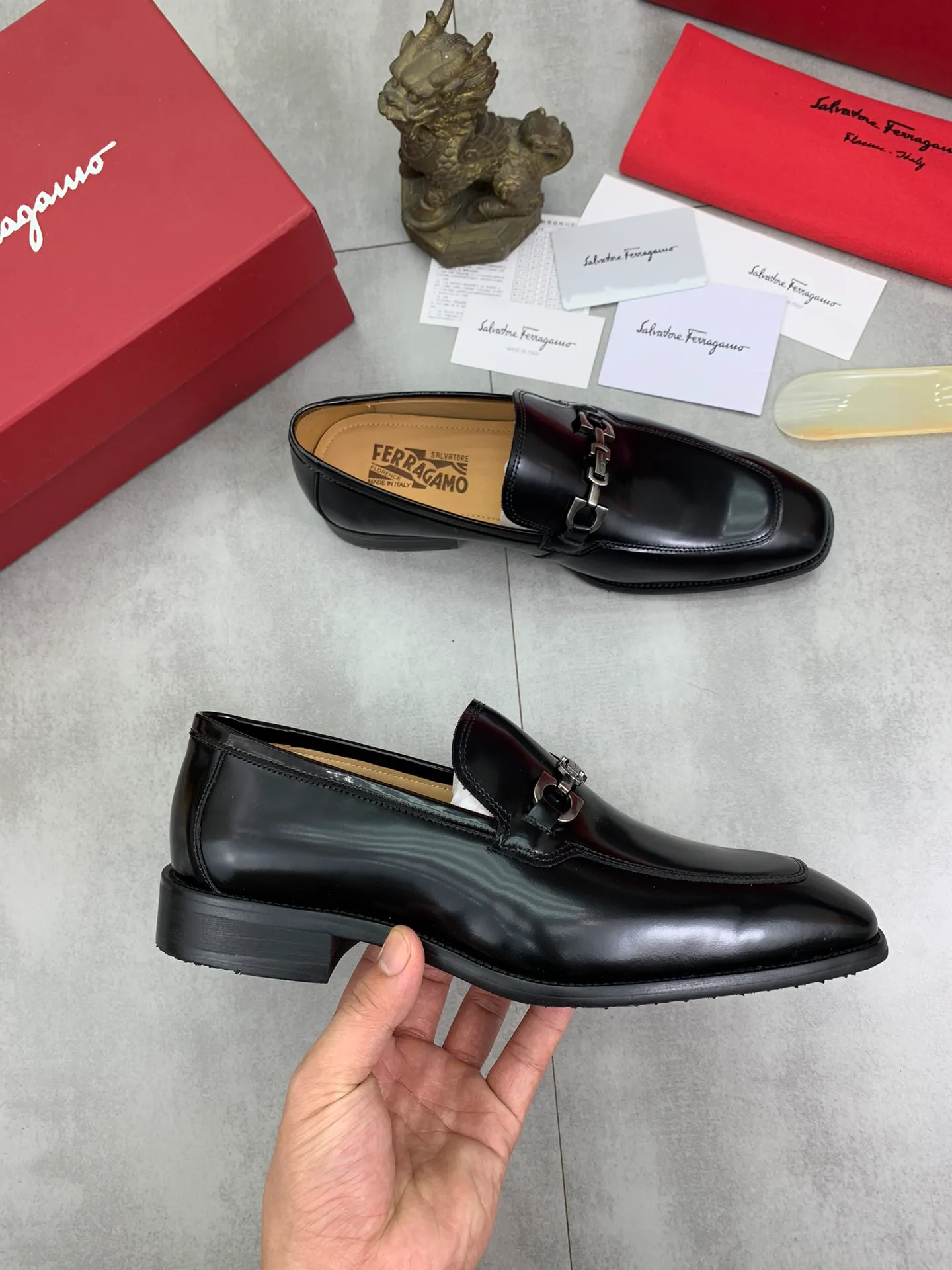 Men's Men's Shoes 💰P460💰[New Style] Water-dyed Niuli 🆘[Salvatore Ferragamo] Ferragamo's latest casual business leather shoes for men! Available at counters simultaneously! The fabric is made of specially imported original pebbled calfskin, and the lining is made of imported water-dyed cowhide. It is absolutely luxurious and leads the fashion trend. Matching code: 38-45 (46 can be customized) Black, brown and burgundy colors available